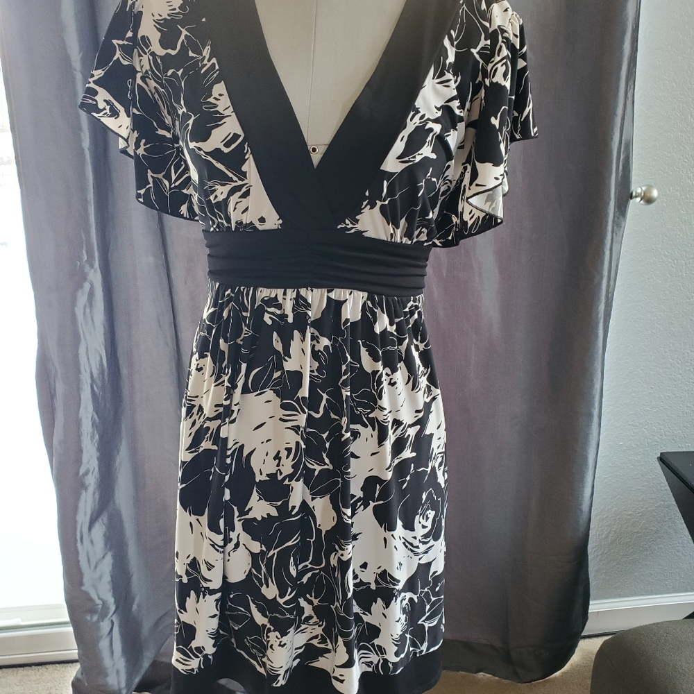 Ladies black and white dress. Size XL
